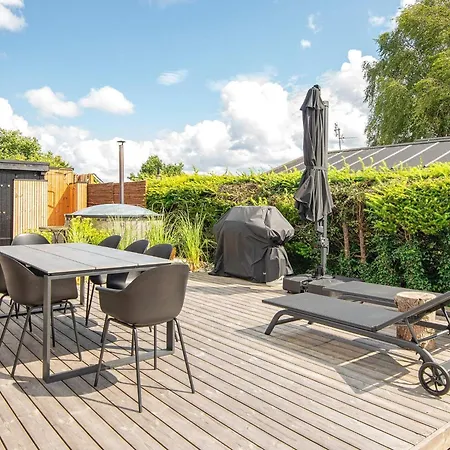 8 Person In Hejls-by Traum